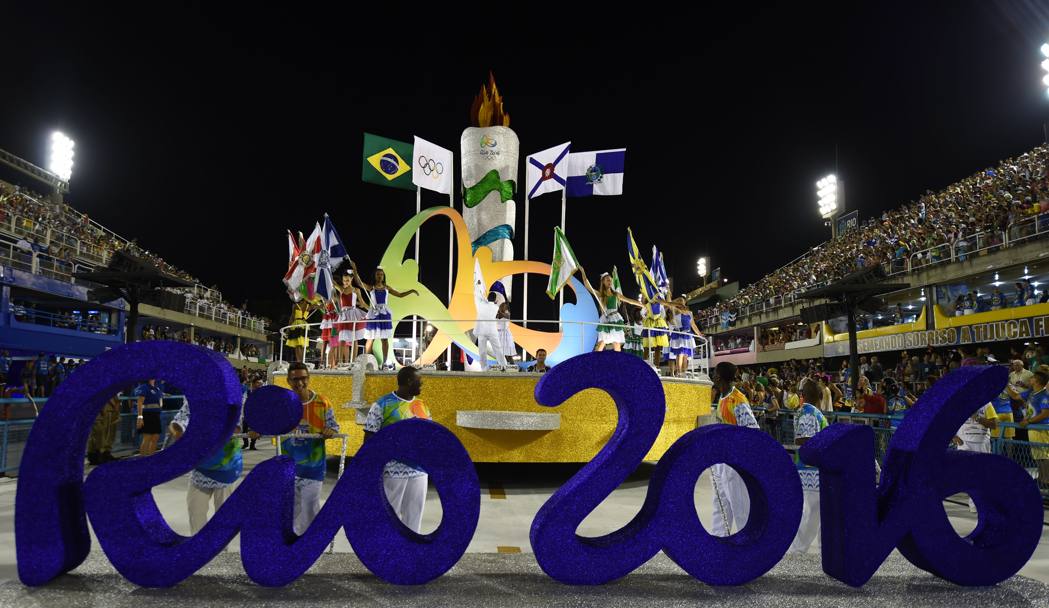Un carro con la torcia olimpica e il logo dell&#39;Olimpiade brasiliana
